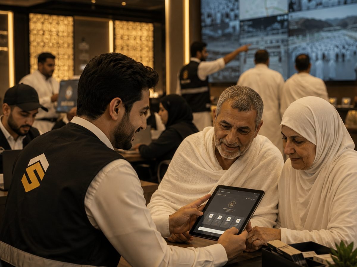 موظف من وجهة سدانة يخدم حاجّين عبر جهاز لوحي
